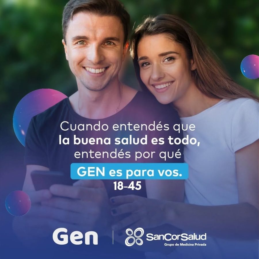Pareja joven sonriendo mirando el celular. Línea GEN de SanCor Salud, de 18 a 45 años